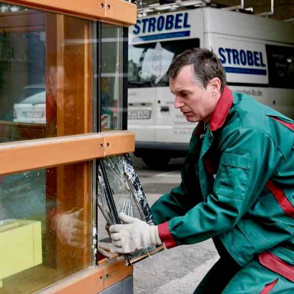 Reparaturarbeiten am Fenster