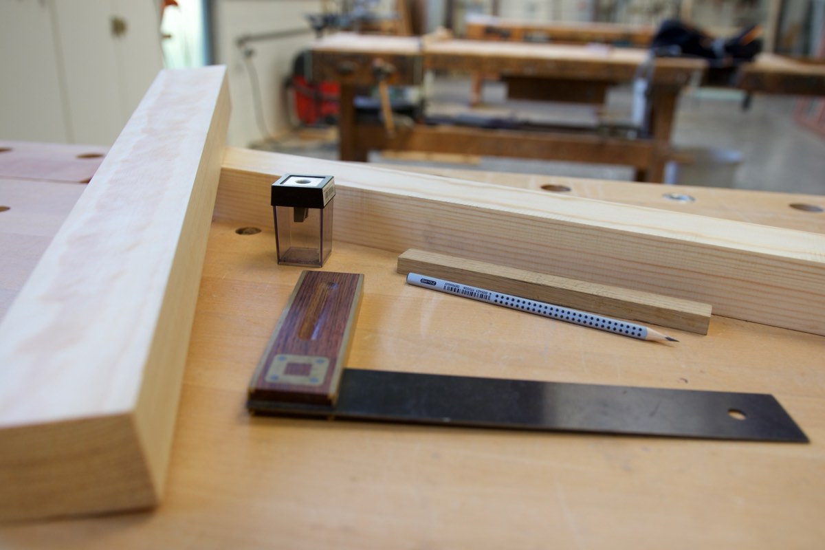 Werkbank mit Holzwerkstück und Anschlagwinkel