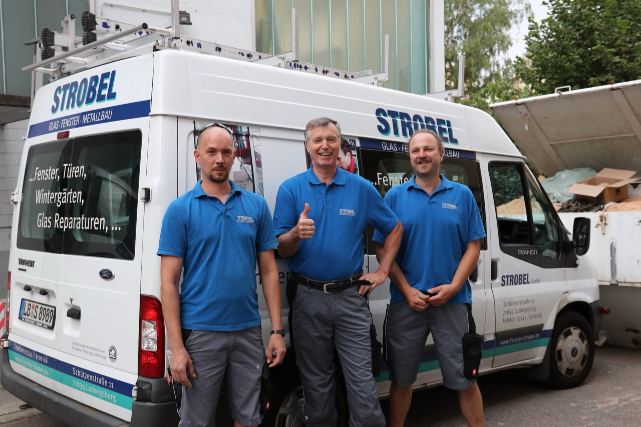 Das Reparatur-Team der Strobel GmbH mit Firmenwagen
